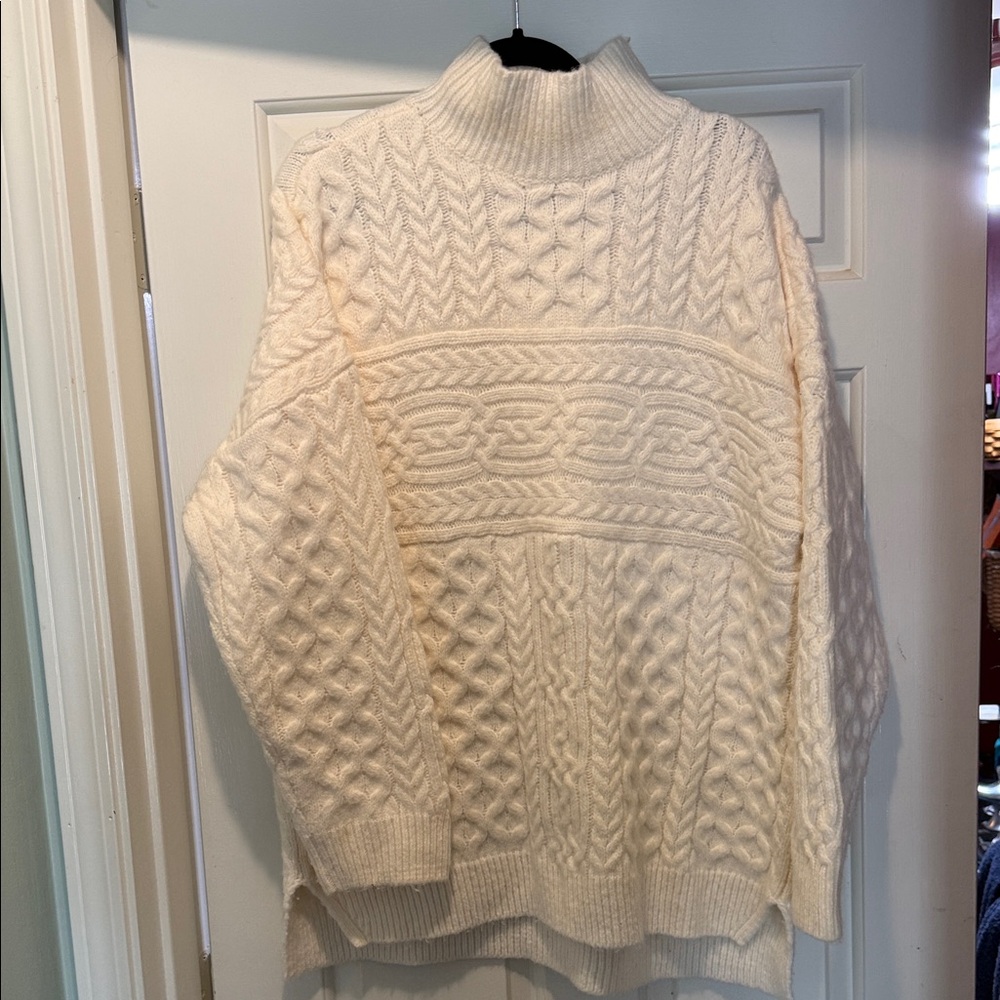 Abercrombie & Fitch Cable Knit Sweater Like New Cream